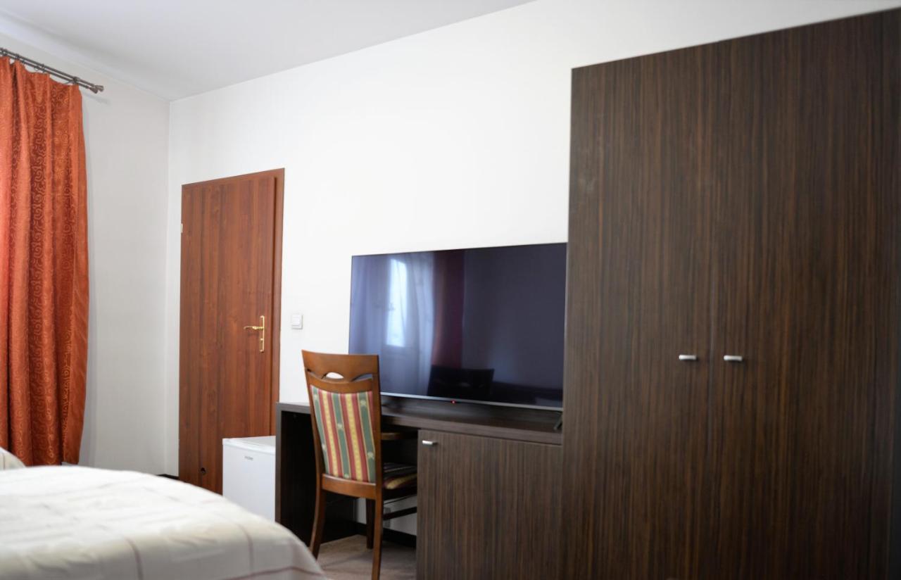 Gosciniec Czarci Mlyn Bed and Breakfast Będzin Exteriör bild