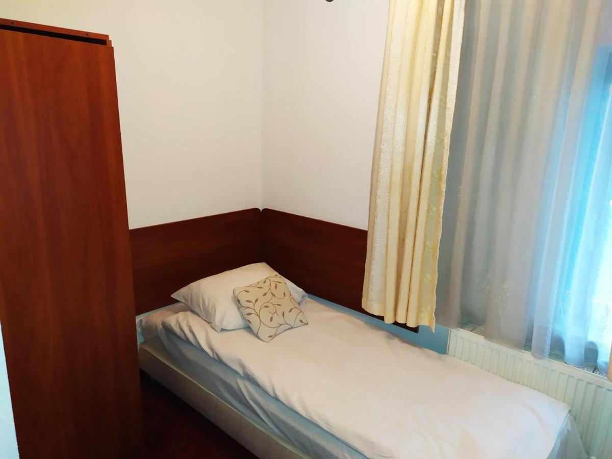 Gosciniec Czarci Mlyn Bed and Breakfast Będzin Exteriör bild